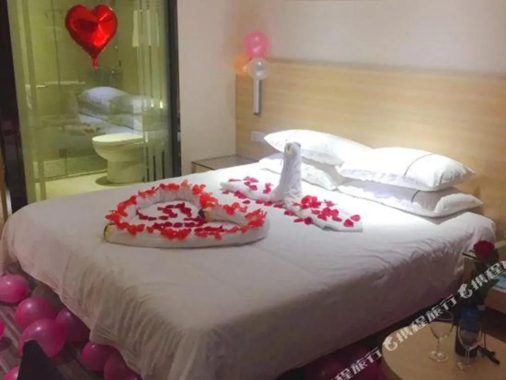 Bed in City Comfort Inn Guangzhou Renhe Metro Station Huatong Plaza