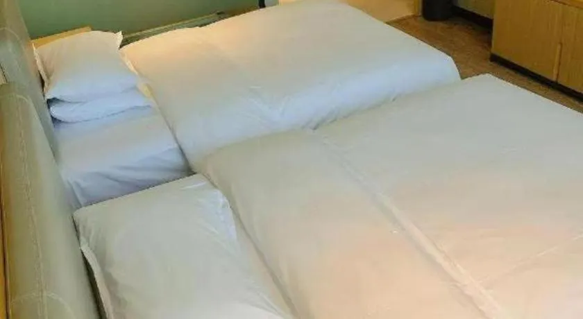 Bed in Borrman Hotel Wuhan Yangluo Metro Station Shenshuigang