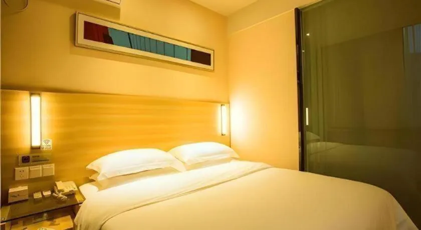 Bed in JTOUR Inn Wuzhou Arcade City Sanzongfu