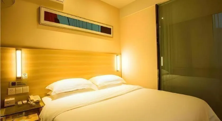Bed in JTOUR Inn Wuzhou Arcade City Sanzongfu