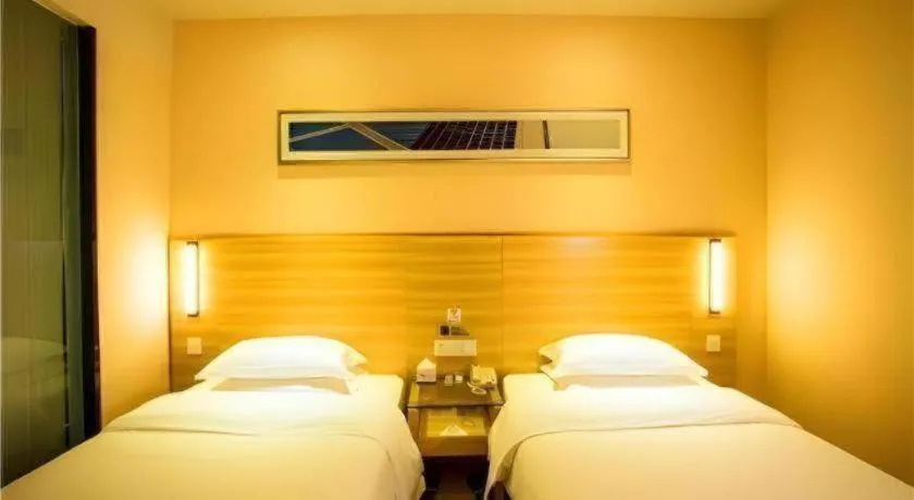 Bed in JTOUR Inn Wuzhou Arcade City Sanzongfu
