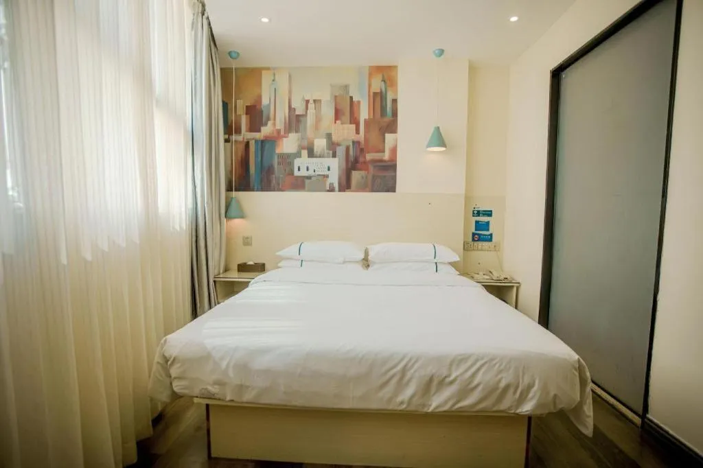 Bed in City Comfort Inn Guangzhou Dashi Metro Station Zoo Main Branch