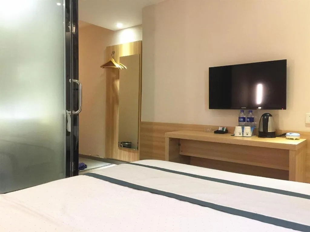 Bed in City Comfort Inn Guangzhou Dashi Metro Station Zoo Main Branch