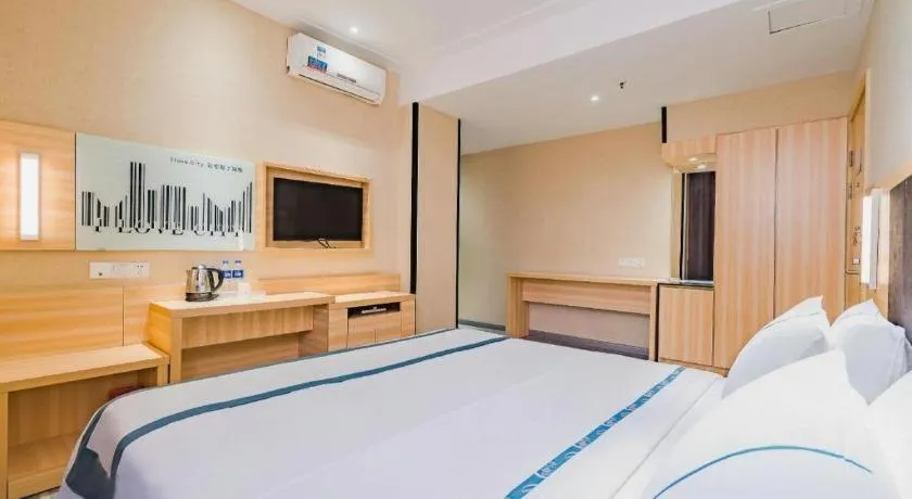 Bed in City Comfort Inn Guangzhou Shangxiajiu Hualin Temple Chenjiaci Metro Station