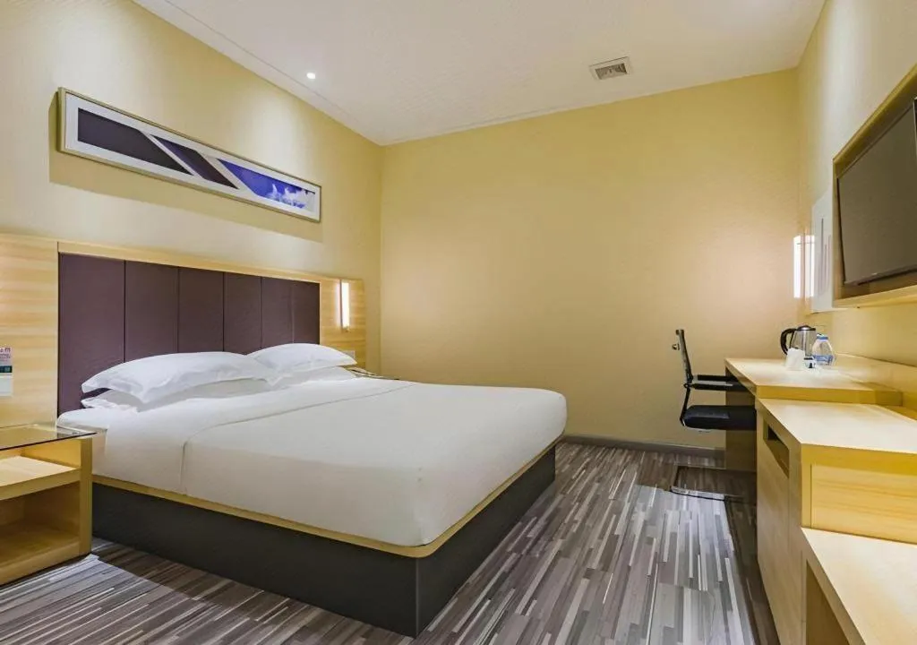 Bed in City Comfort Inn Guangzhou Shangxiajiu Hualin Temple Chenjiaci Metro Station