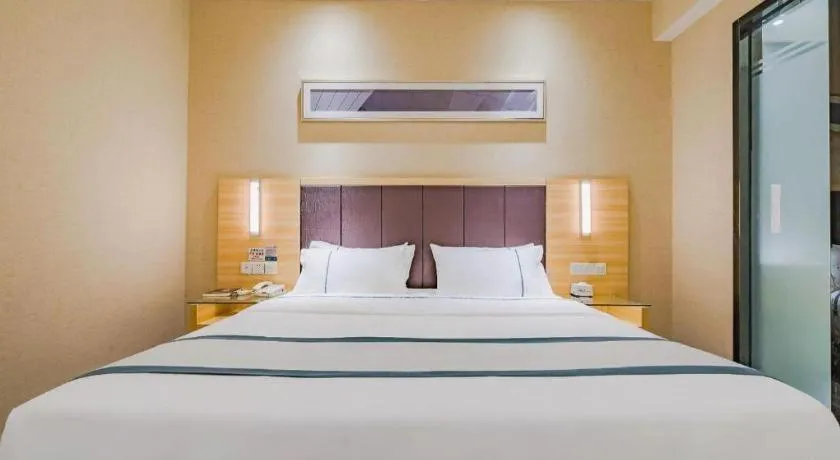 Bed in City Comfort Inn Guangzhou Shangxiajiu Hualin Temple Chenjiaci Metro Station