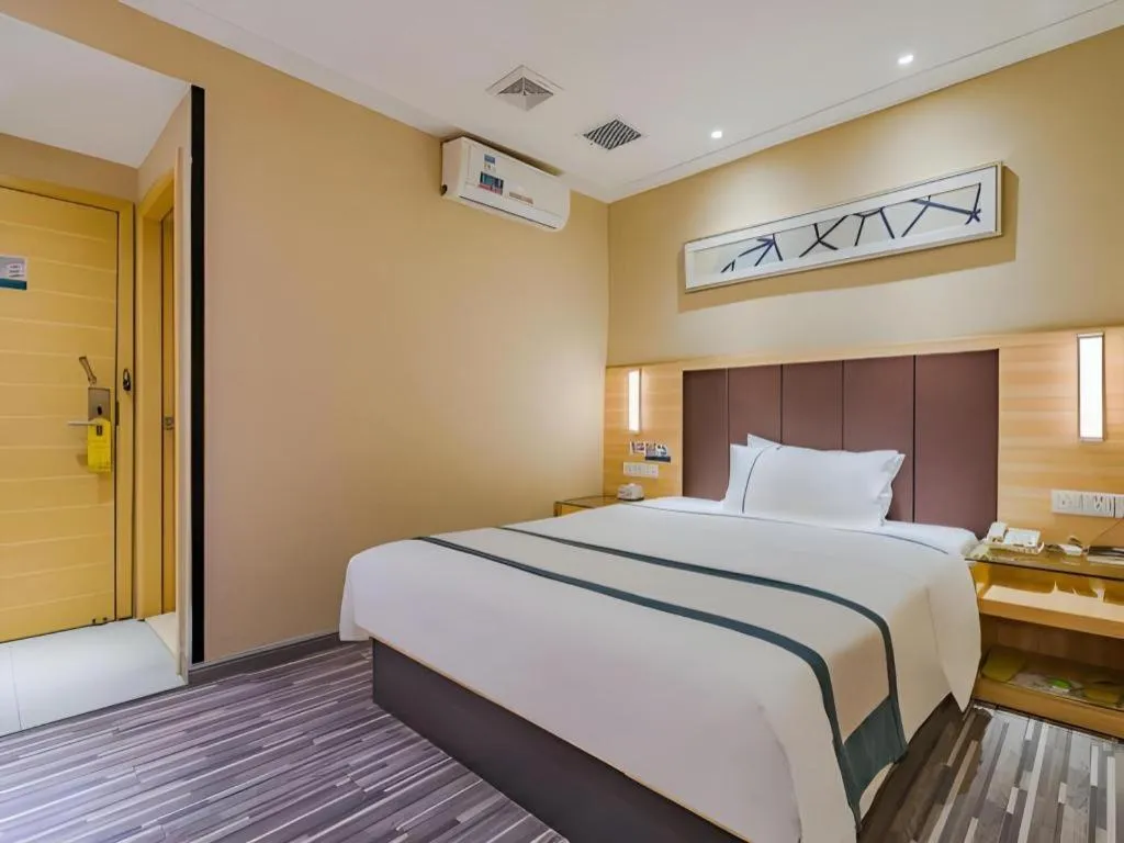 Bed in City Comfort Inn Guangzhou Shangxiajiu Hualin Temple Chenjiaci Metro Station