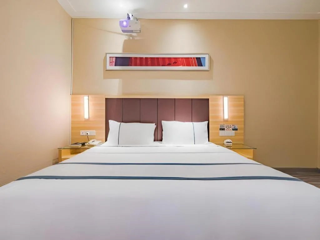 Bed in City Comfort Inn Guangzhou Shangxiajiu Hualin Temple Chenjiaci Metro Station