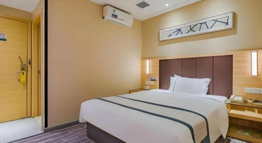 Bed in City Comfort Inn Guangzhou Shangxiajiu Hualin Temple Chenjiaci Metro Station
