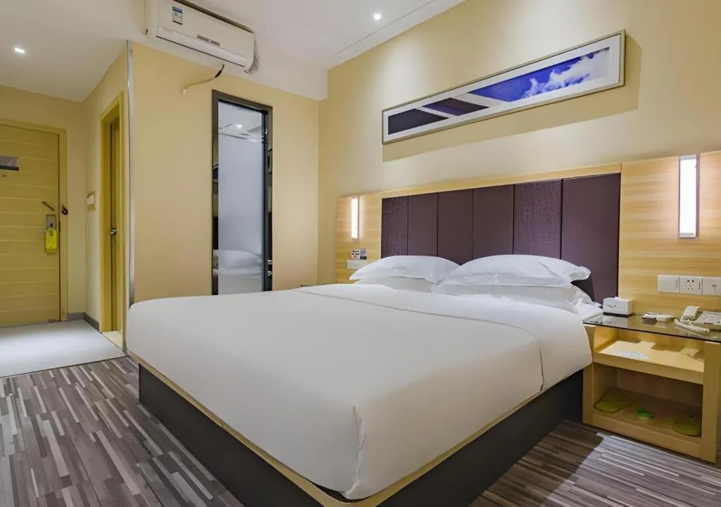 Bed in City Comfort Inn Guangzhou Shangxiajiu Hualin Temple Chenjiaci Metro Station