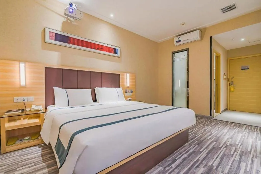 Bed in City Comfort Inn Guangzhou Shangxiajiu Hualin Temple Chenjiaci Metro Station