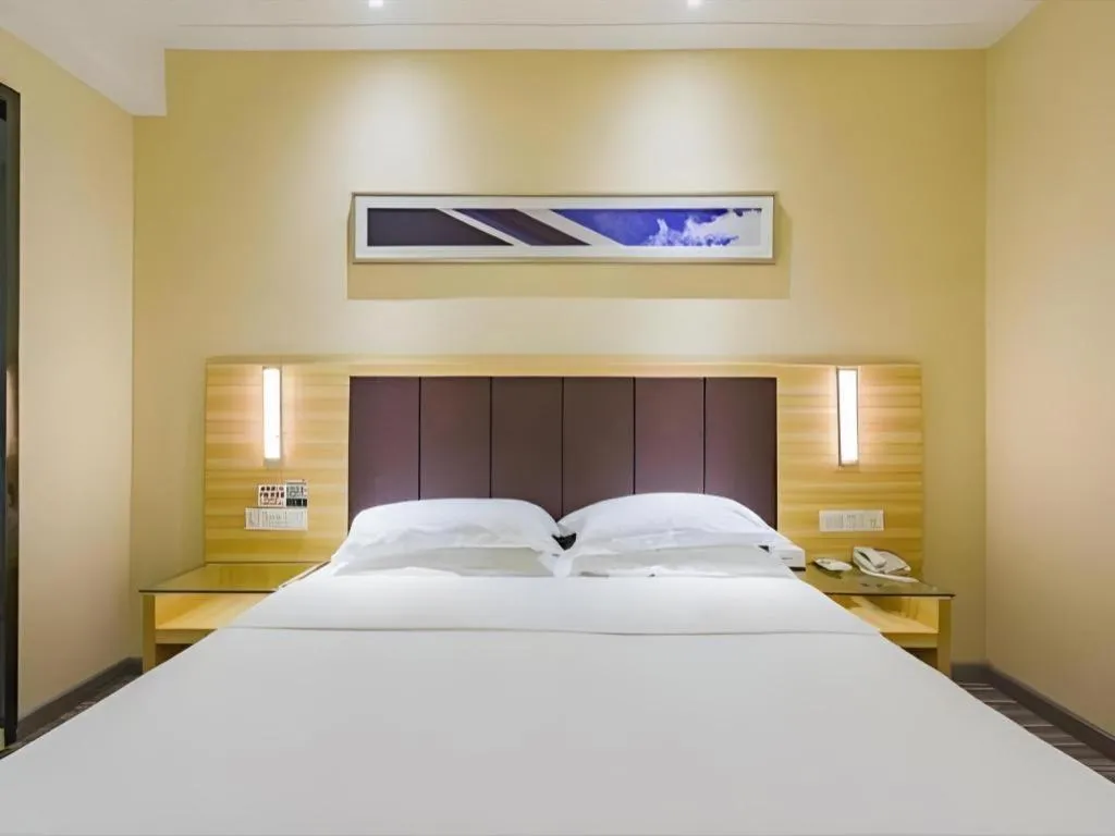Bed in City Comfort Inn Guangzhou Shangxiajiu Hualin Temple Chenjiaci Metro Station