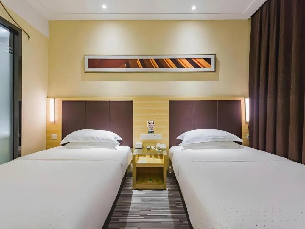 Bed in City Comfort Inn Guangzhou Shangxiajiu Hualin Temple Chenjiaci Metro Station