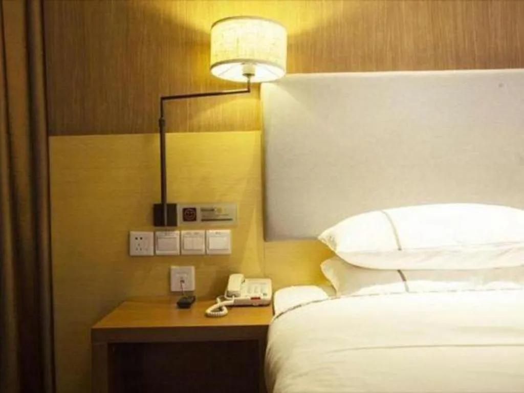 Bed in Jtour Inn Huanggang Wuxue City Square