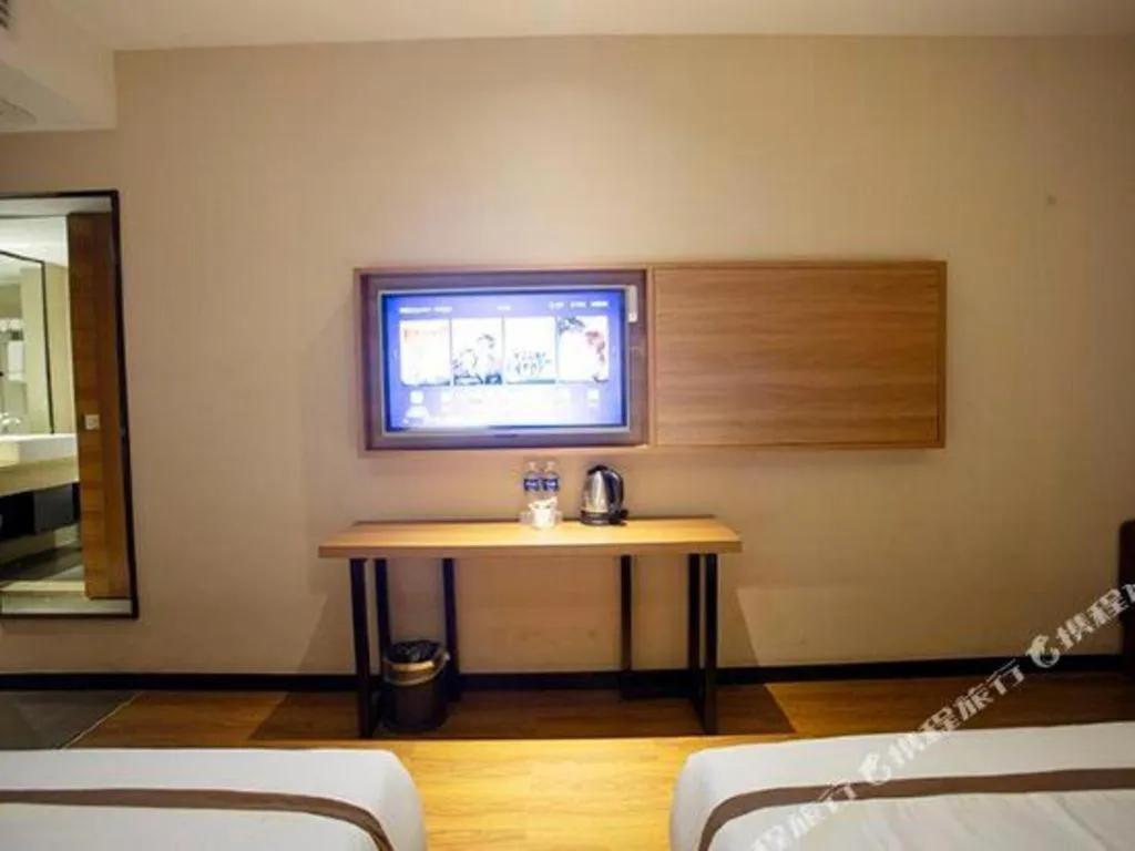 Bed in Jtour Inn Huanggang Wuxue City Square