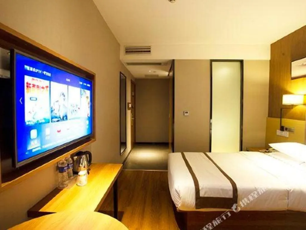 Bed in Jtour Inn Huanggang Wuxue City Square