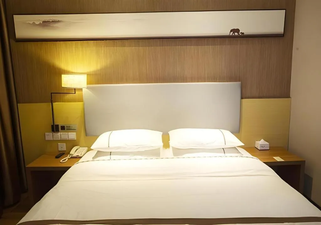 Bed in Jtour Inn Huanggang Wuxue City Square
