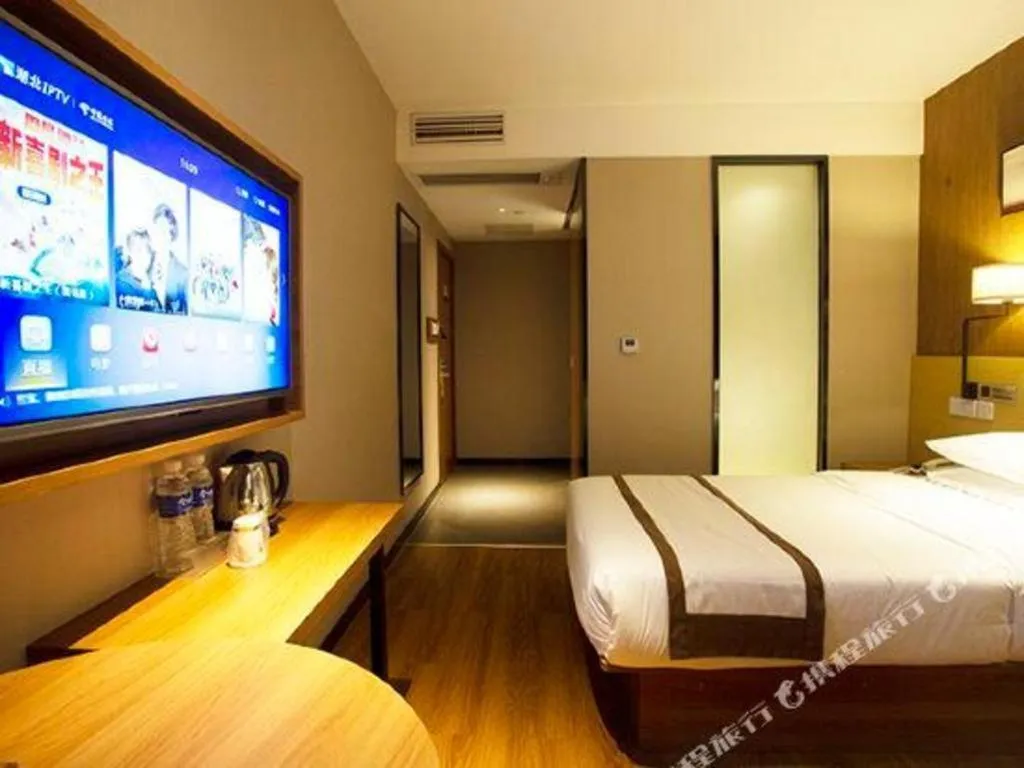 Bed in Jtour Inn Huanggang Wuxue City Square