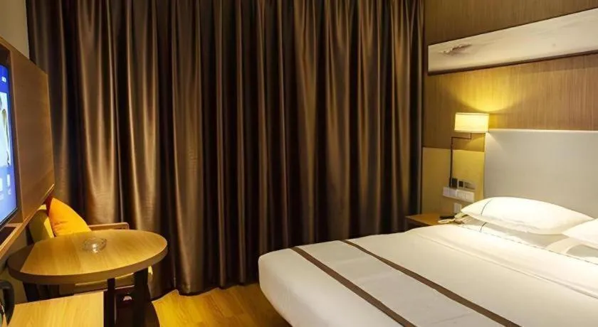 Bed in Jtour Inn Huanggang Wuxue City Square