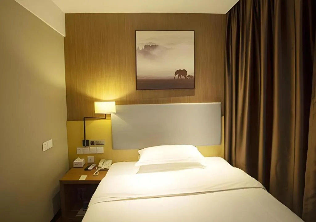 Bed in Jtour Inn Huanggang Wuxue City Square