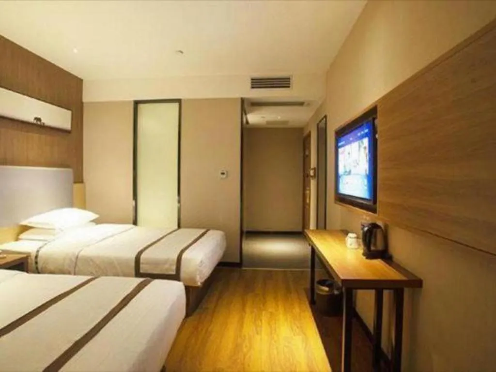 Bed in Jtour Inn Huanggang Wuxue City Square