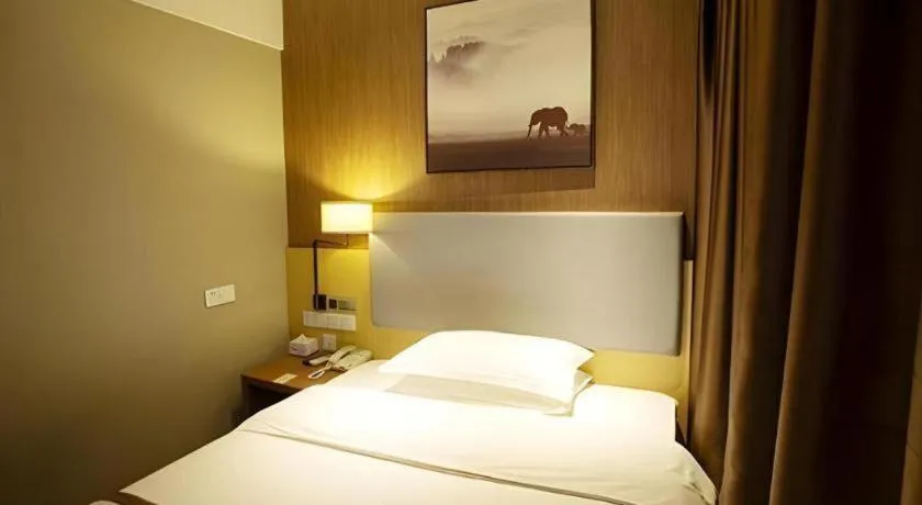 Bed in Jtour Inn Huanggang Wuxue City Square