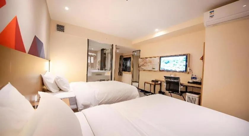Bed in Borrman Hotel Guilin High-speed Railway North Station Evergrande Plaza