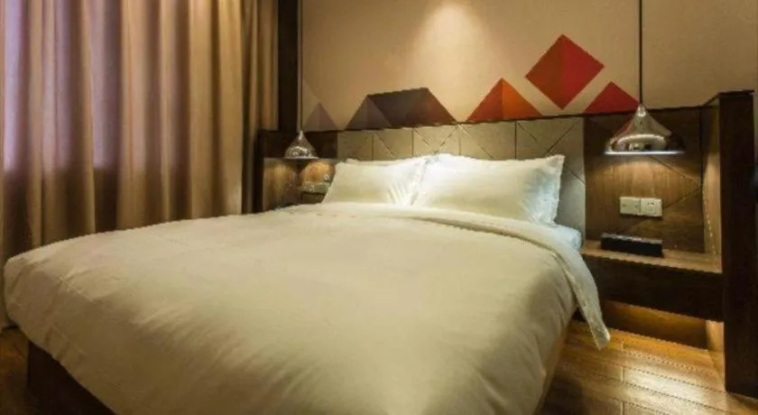 Bed in Borrman Hotel Qianjiang High-speed Railway Station Lobster City