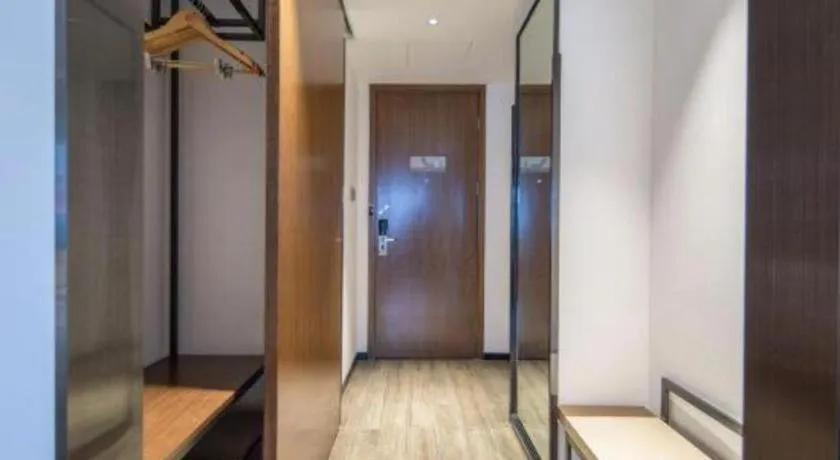 Borrman Hotel Qianjiang High-speed Railway Station Lobster City