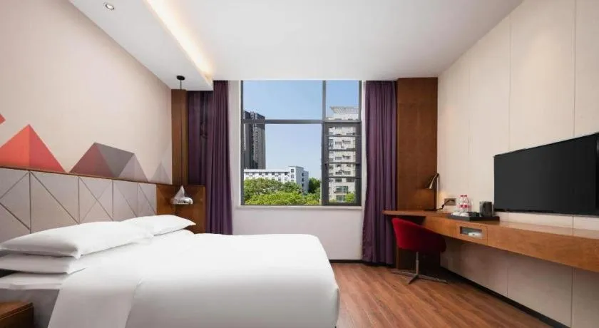 Bed in Borrman Hotel Qianjiang High-speed Railway Station Lobster City