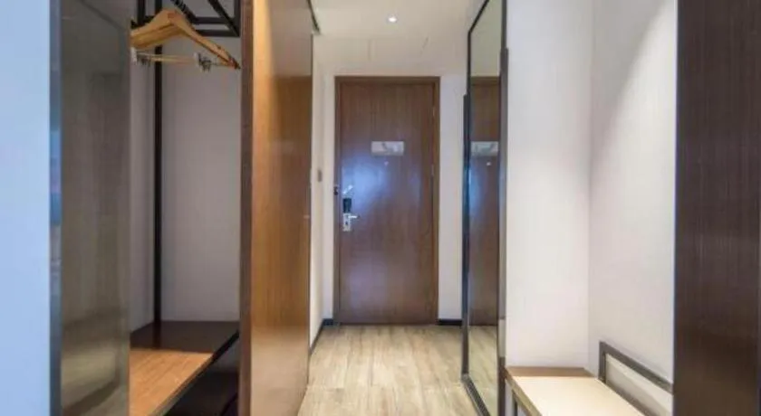 Borrman Hotel Qianjiang High-speed Railway Station Lobster City