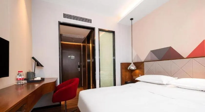 Bed in Borrman Hotel Qianjiang High-speed Railway Station Lobster City