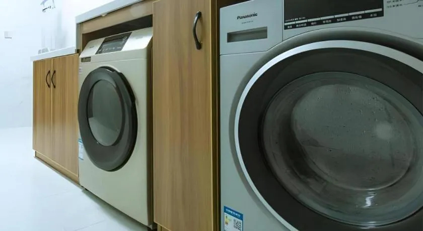 Borrman Hotel Qianjiang High-speed Railway Station Lobster City