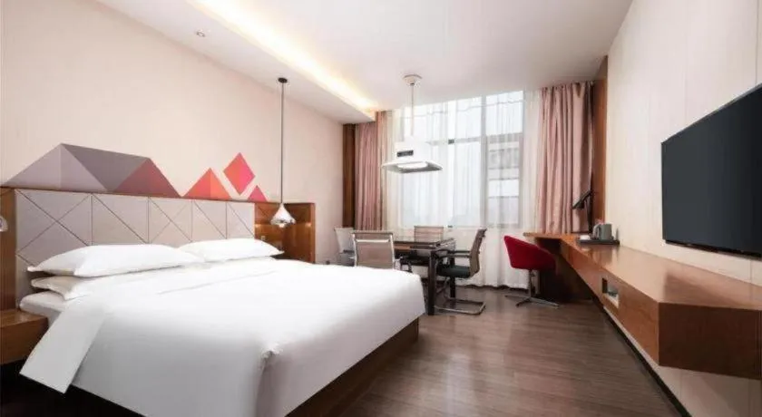 Bed in Borrman Hotel Qianjiang High-speed Railway Station Lobster City