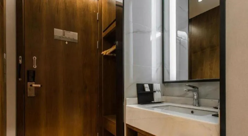 Borrman Hotel Qianjiang High-speed Railway Station Lobster City