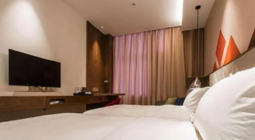 Bed in Borrman Hotel Qianjiang High-speed Railway Station Lobster City