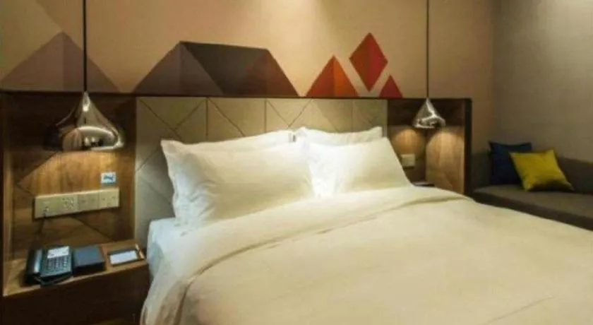 Bed in Borrman Hotel Qianjiang High-speed Railway Station Lobster City