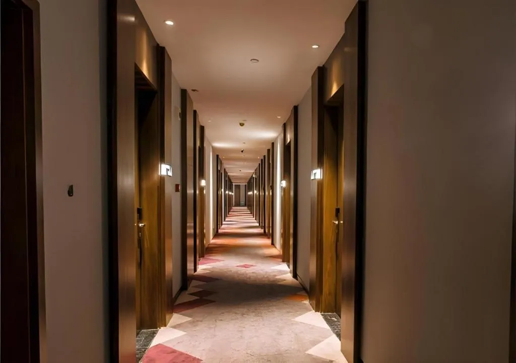 Borrman Hotel Qianjiang High-speed Railway Station Lobster City