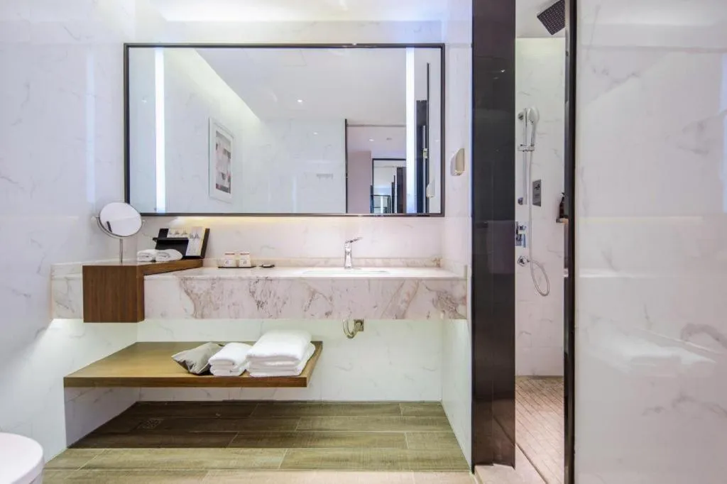 Borrman Hotel Qianjiang High-speed Railway Station Lobster City