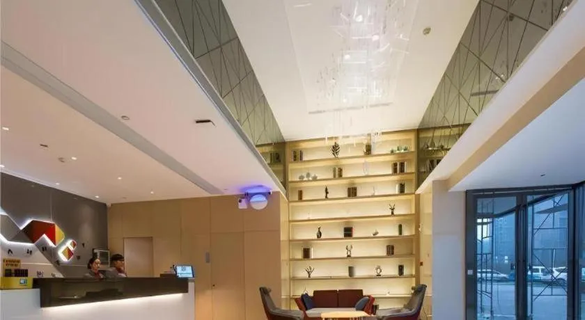 Borrman Hotel Qianjiang High-speed Railway Station Lobster City