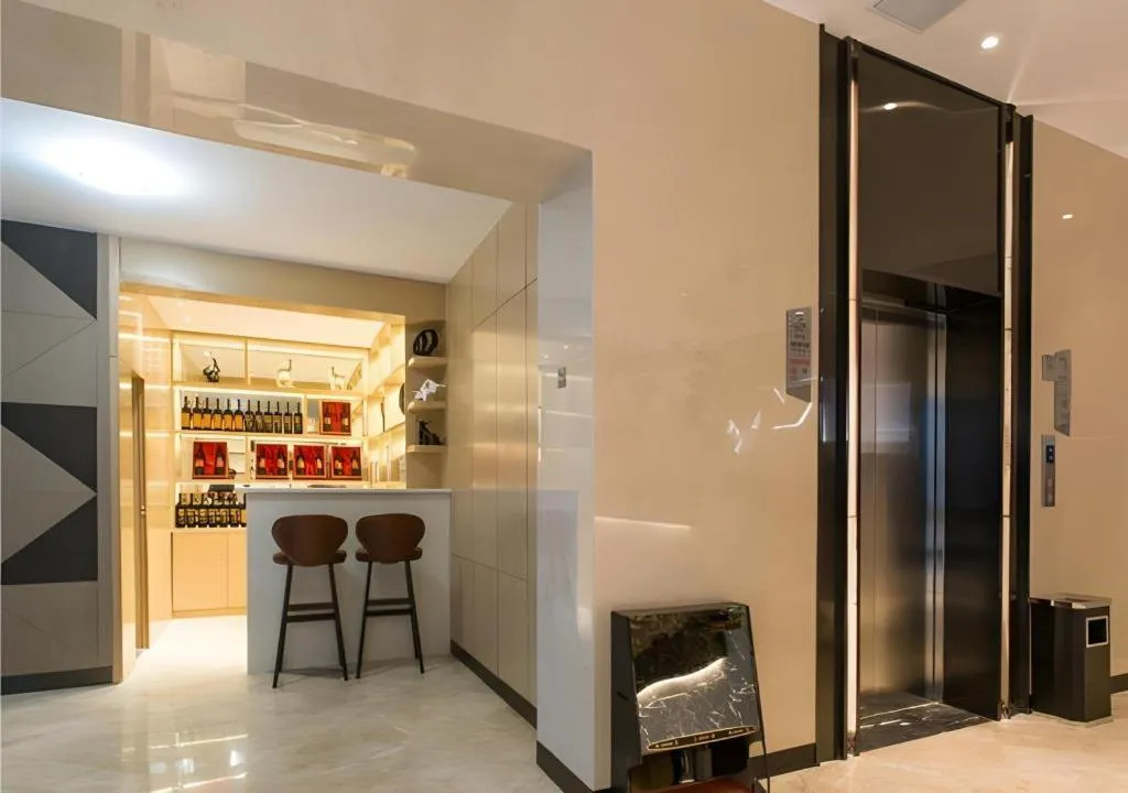 Borrman Hotel Qianjiang High-speed Railway Station Lobster City