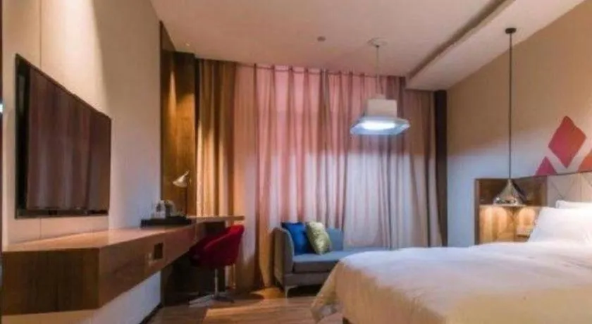 Bed in Borrman Hotel Qianjiang High-speed Railway Station Lobster City