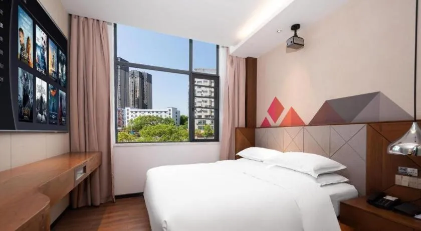 Bed in Borrman Hotel Qianjiang High-speed Railway Station Lobster City