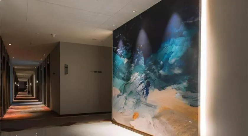 Borrman Hotel Qianjiang High-speed Railway Station Lobster City