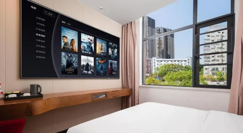 Bed in Borrman Hotel Qianjiang High-speed Railway Station Lobster City