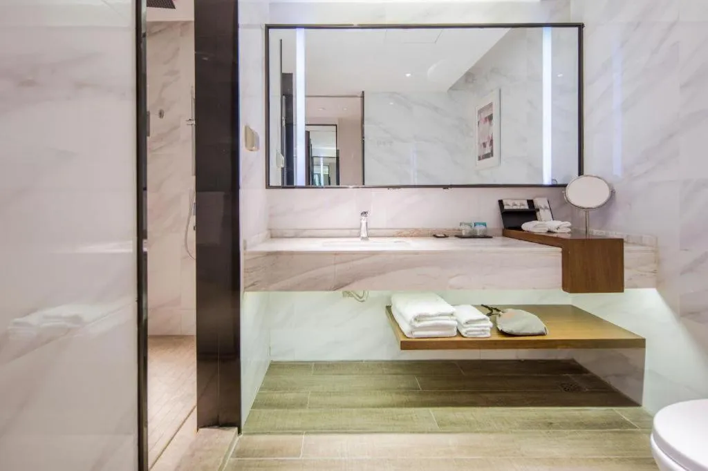 Borrman Hotel Qianjiang High-speed Railway Station Lobster City