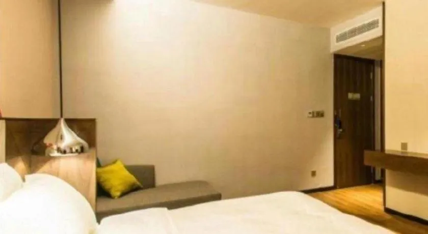 Bed in Borrman Hotel Qianjiang High-speed Railway Station Lobster City