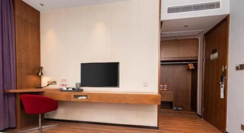 Borrman Hotel Qianjiang High-speed Railway Station Lobster City