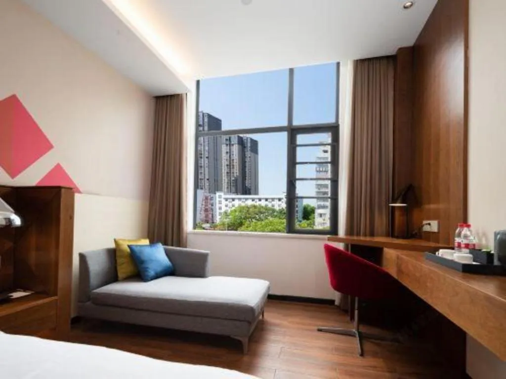 Bed in Borrman Hotel Qianjiang High-speed Railway Station Lobster City