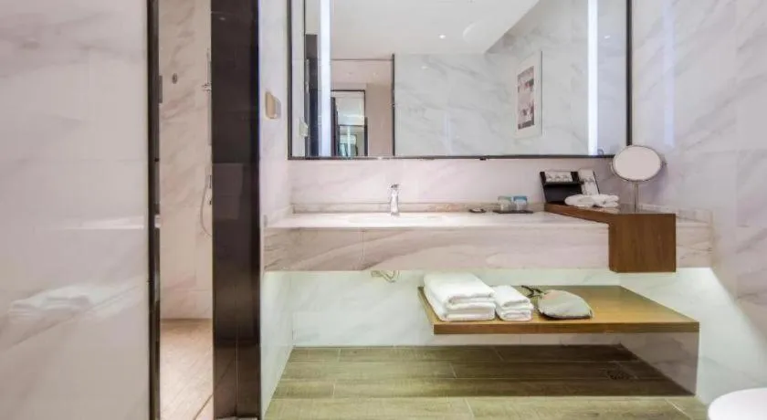 Borrman Hotel Qianjiang High-speed Railway Station Lobster City